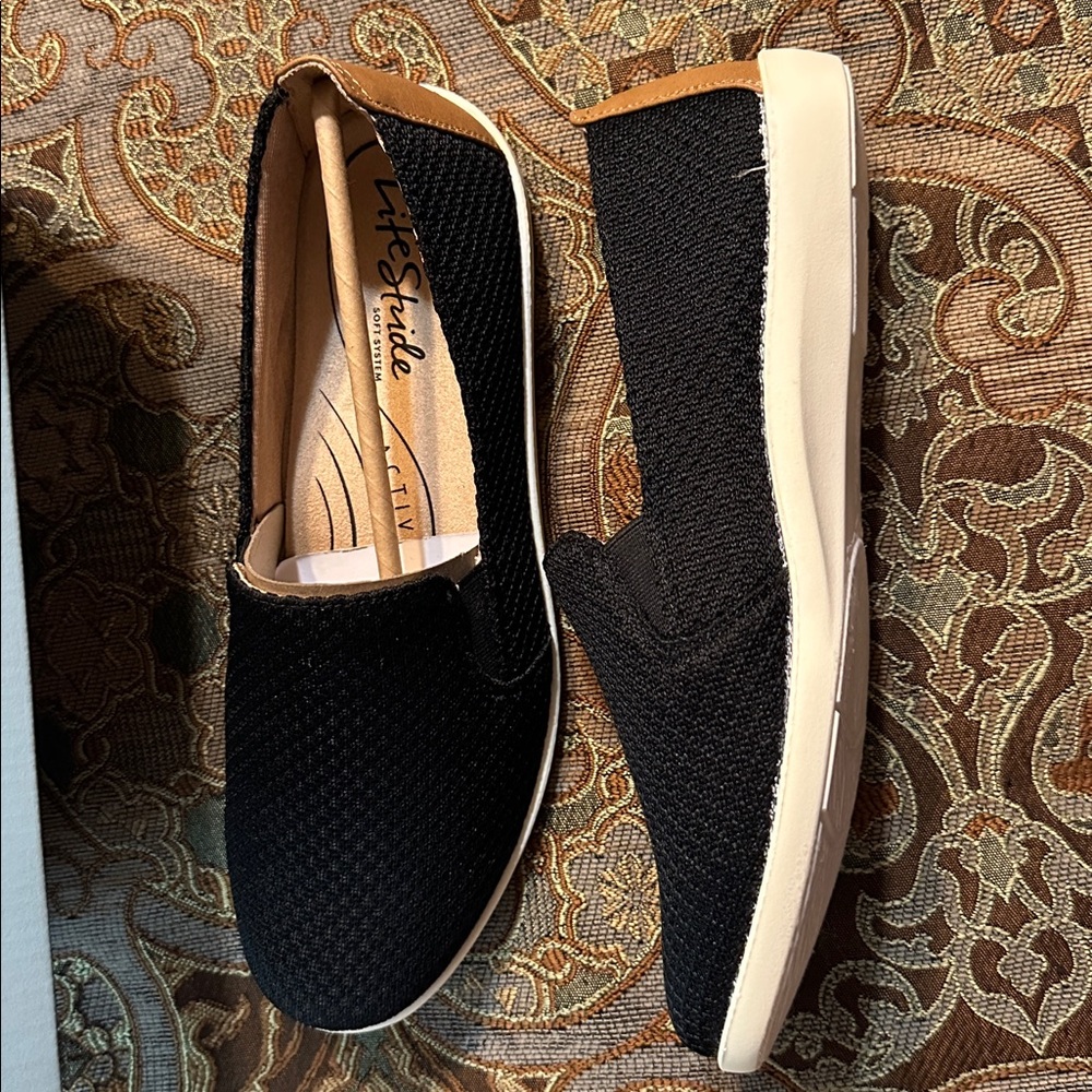 Life Stride New Black and Tan Sneakers